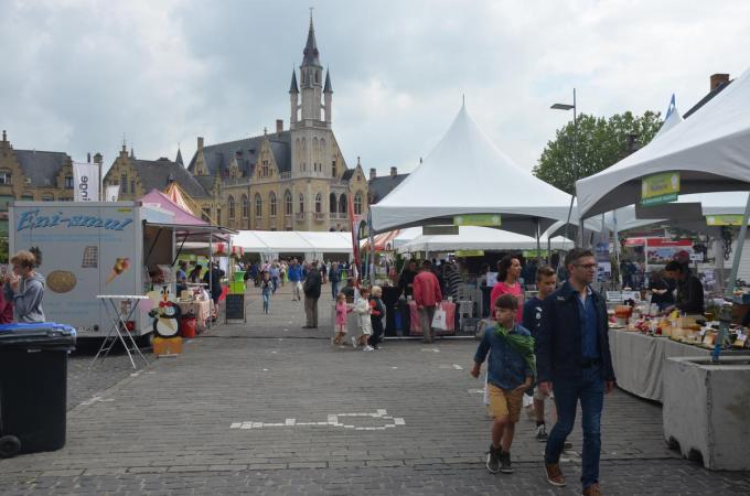 Een beeld van de vrijdagmarkt in Poperinge. 81 procent van de Poperingse ondervraagden gaf aan tevreden te zijn over hun stad.© TOGH