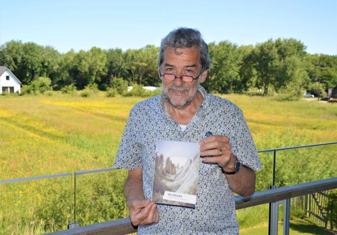 Johan Vanderbrugghen met zijn nieuwe boek.© WK