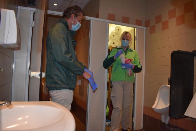 Algemeen directeur Stefaan Lemey aan de slag in de toiletten met schoonmaakster Sarah Hossey. (Foto TOGH)