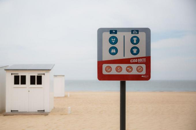 Op het strand werden 40 waarschuwingsborden geplaatst.© DM
