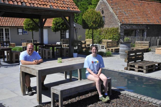 Gregory Lams en Hanne Lahousse op het terras van de zomerbar.© GST