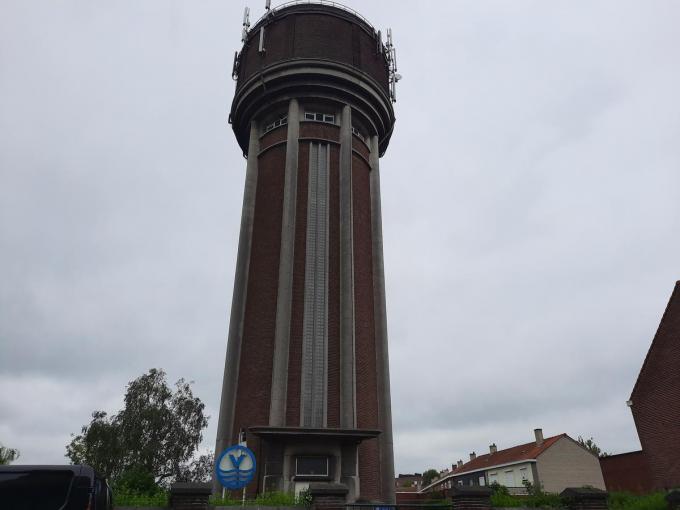 De Izegemse watertoren situeert zich in de Zwingelaarstraat.