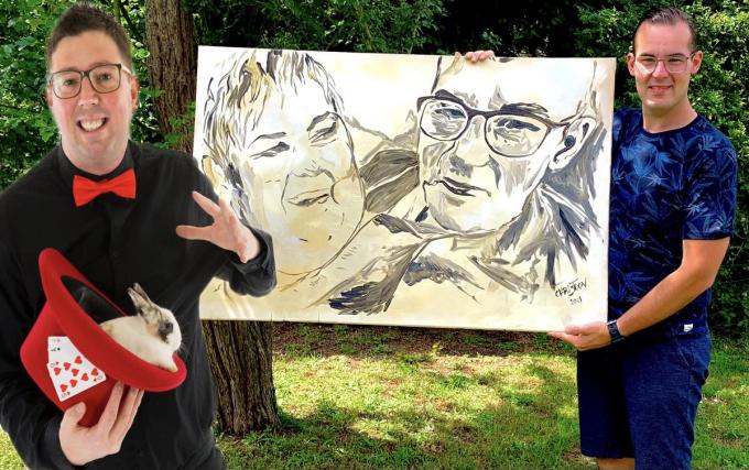 Glenn (rechts) met het ontvangen schilderij dat werd gemaakt door Chris Toon.© Repro PADI