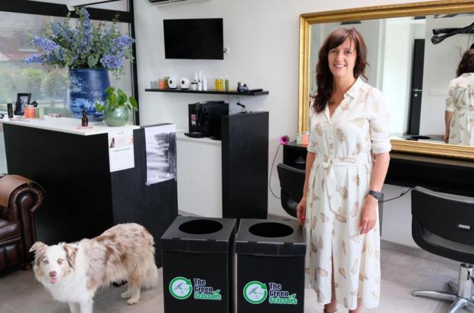 Heidi Tavernier met twee van haar The Green Scissors-boxen waarin ze plastic, metaal en geknipt haar recycleert.© (Foto BC)