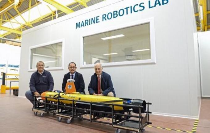 We zien minister Vincent Van Quickenborne in het Marine Robotics Centre in Oostende met ceo Marc Nuytemans van De Blauwe Cluster (rechts) en directeur Jan Mees van het VLIZ (links).© GF
