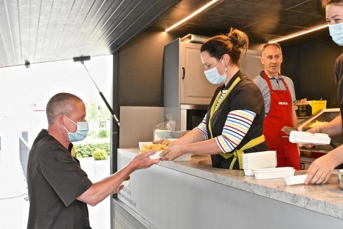 Met de frietjes werden de medewerkers van het woonzorgcentrum bedankt voor hun inzet tijdens de coronamaanden.© Maxime Petit