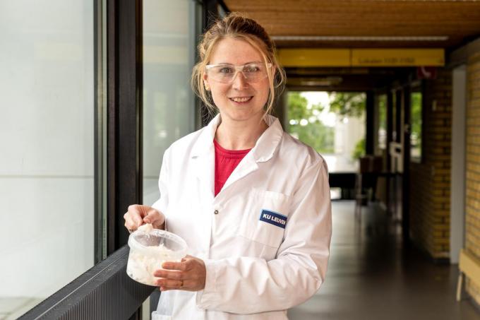 Eva Daels (31) begon zeven jaar geleden met haar onderzoek naar een vast, onverzadigd vet. Een staaltje ervan zie je hier op de foto.©Kurt De Schuytener Kurt De Schuytener