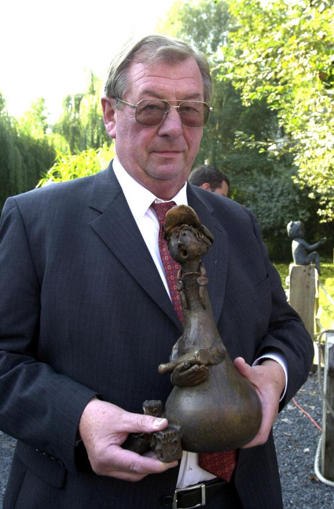 Jozef De Poorter in 2003 toen hij ‘t Peerke, een ereteken voor verdienstelijke Emelgemnaars, kreeg overhandigd.© Danny Terryn