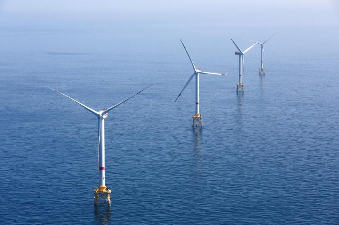 De Franse regering wil tegen 2027 een nieuw windmolenpark bouwen op tien kilometer van de kust van Duinkerke. Een doorn in het oog voor onze kustbewoners, die zich de voorbije jaren luidkeels kantten tegen de komst van de 300 meter hoge windmolens op die plek. (foto Belga)©DENIS CLOSON BELGA