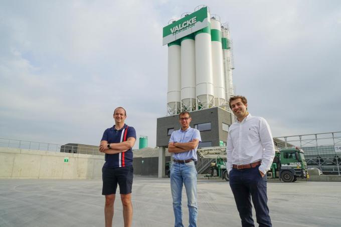 We zien v.l.n.r. Tom Develter, Kristof Recour en Charles Valcke met op de achtergrond de nieuwe betoncentrale. (foto TOGH)