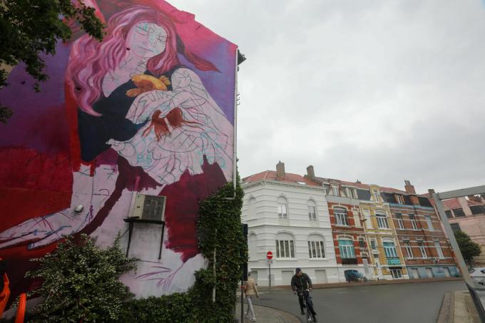 Op de hoek van de Peter Benoitstraat wordt een werk uit een vorige editie overschilderd. De Gentse streetartist Kitsune werkte er in haar eigen stijl, mét passend kleurenpalet. Een muur in Oostende staat helemaal bovenaan haar bucketlist en die zal vrijdag af zijn.©Peter MAENHOUDT 
