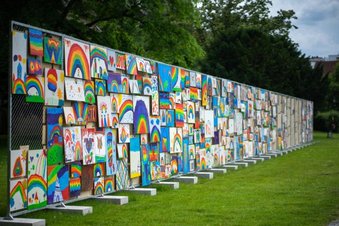 Een muur vol getekende regenbogen.© Stad Kortrijk