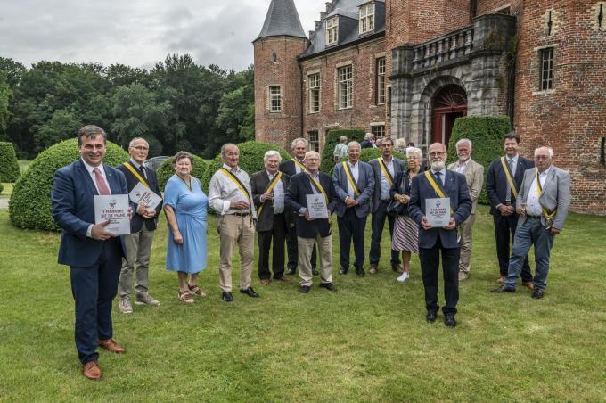 Berek, ridders en jonkvrouwen van ’t Manneke uit de Mane kwamen vorige week samen in het kasteel van ’t Sterrebos om de geboorte van het jubileumboek te vieren.© Stefaan Beel