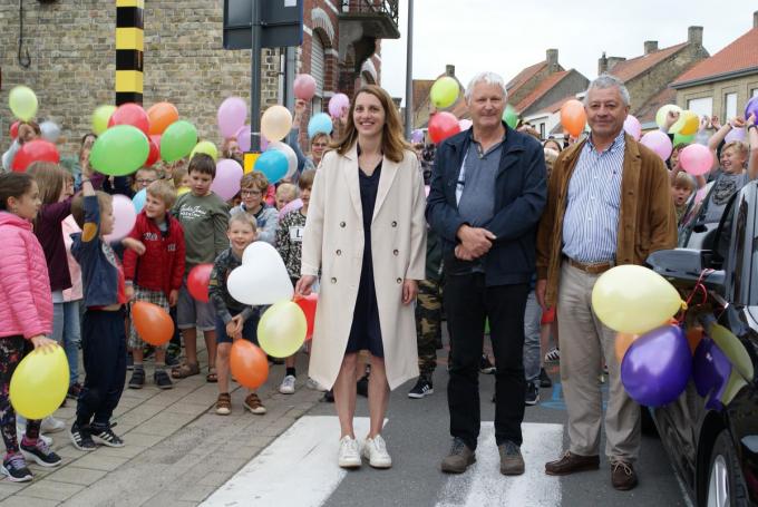 Directeur Patrick Firey werd woensdag feestelijk onthaald door een bende juichende kinderen en leerkrachten, burgemeester Liefooghe en de nieuwe directeur van Spelenderwijs Julie Paelinck.© AB