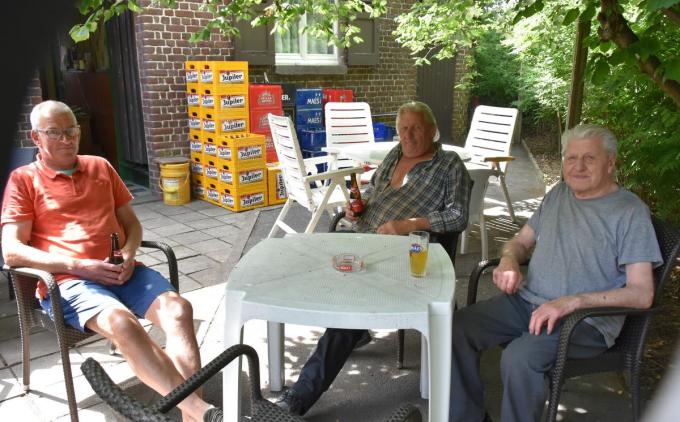 Urbain Goethals (rechts) drinkt graag een pintje mee met zijn klanten, hier met overbuur Eddy Vandekerckhove (links) en Johan Vandewiele (midden). (foto Nele)