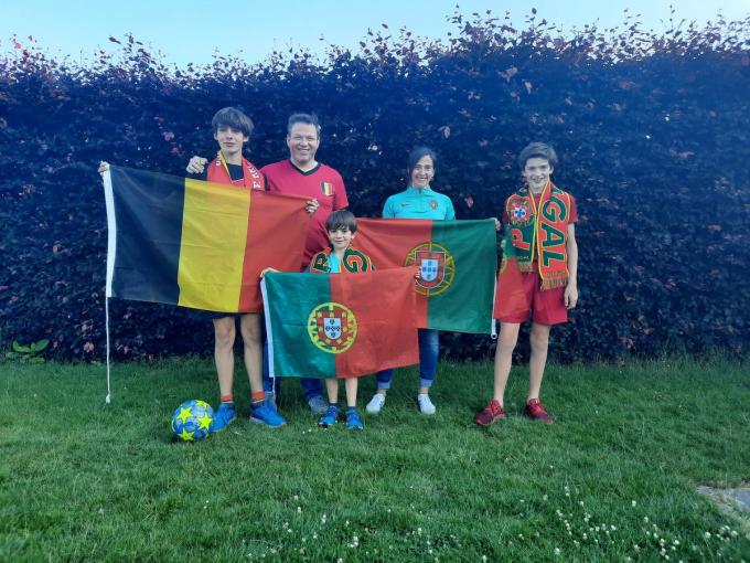 Papa Gunther en Tiago staan links met de Belgische driekleur, mama Marlene de kleine Tomaś en Telmo supporteren voor de Portugezen.