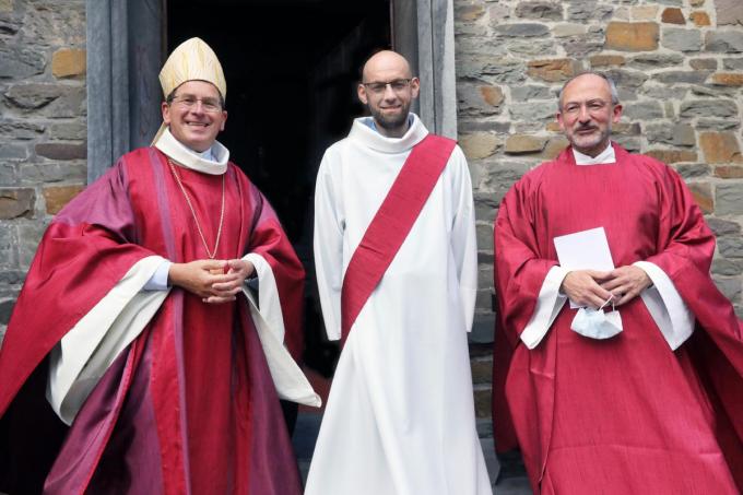 Drie stralende gezichten: van links naar rechts bisschop Lode Aerts, nieuwe priester Dave Vannieuwenhuyse en pastoor-deken Michel Roggeman.©Johan Sabbe