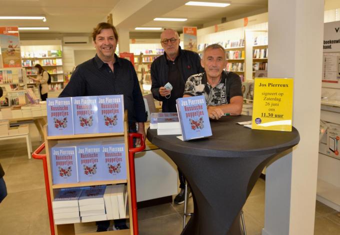 Daan Van der Sluys (Standaard Boekhandel), Luc Claesens (tekenaar van de kaft) en Jos Pierreux.© DM