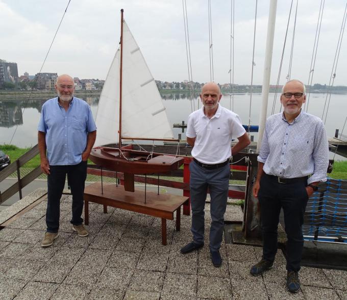 Het zeilevent op de Spuikom werd voorgesteld bij WOS in aanwezigheid van Eric Sorel (12Voetsjolclub), Dirk Gysels (WOS) en sport schepen Bart Plasschaert.© FRO