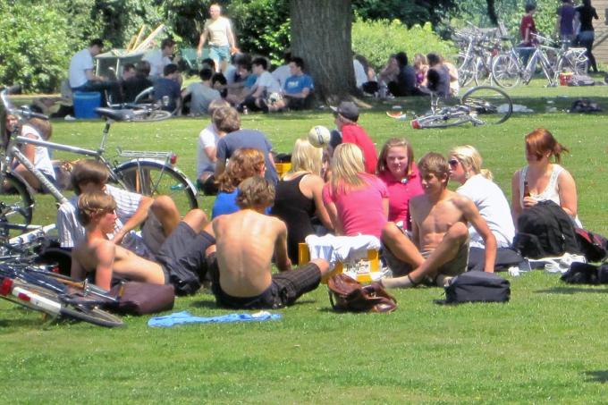 Jongeren die van de zon genieten in het stadspark: de gevaren van UV-straling vallen niet te onderschatten.©Johan Sabbe Johan Sabbe