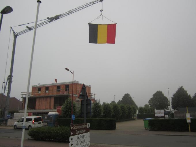 De vlag in de Tieltstraat in Ruiselede is van ver te zien.© foto RV