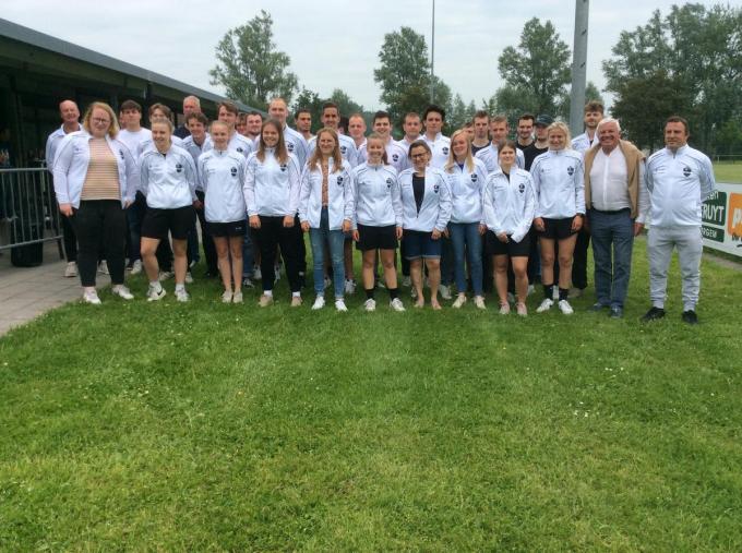 Dit zijn de leden van de familieploeg FC Damme, dames en heren op één foto verenigd. (Foto JPV)