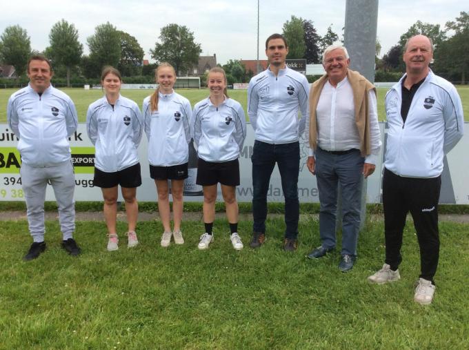 Deze nieuwelingen zullen hun beste voetje voorzetten bij FC Damme. Ze poseren naast hun trainer en voorzitter (v.l.n.r.) Philip Pannier, Chinouk Note, Lore Herbout, Sara Coen, Danny Bekaert, Filip Babylon en Danny Verheire. (Foto JPV)