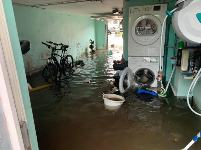 Heel wat garages stonden zondag in de late namiddag onder water in Oostende.© Fons Roets