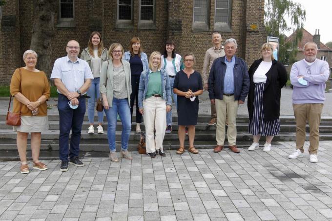 Romina Vanhooren, voorzitter van de vzw Eerstelijnszone Houtland en Polder, stelt samen met vertegenwoordigers van de colleges van de betrokken lokale besturen en zorgprofessionals de actie voor.© Foto Coghe