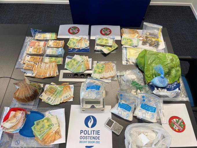 Vorige week kon de Oostendse politie vijf verdachten arresteren in een onderzoek naar lokale cocaïnehandel. Hierbij werden drugs en grote sommen cash geld in beslag genomen.© Jeffrey Roos