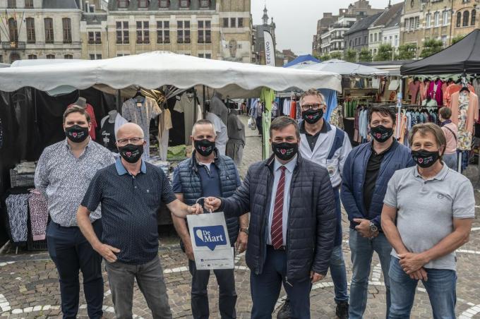 Roeselaarse marktkramers en burgemeester Kris Declercq promoten de Week van de markt in Roeselare.©STEFAAN BEEL Stefaan Beel