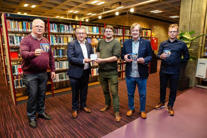 V.l.n.r.: schepen van cultuur Nico Blontrock, burgemeester Dirk De fauw, editieredacteur Olivier Neese, artiest Benny Scott en directeur van de bibliotheek Koen Calis. (foto Davy Coghe)©Davy Coghe Davy Coghe