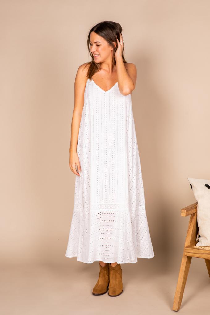 Robe longue blanche en broderie anglaise