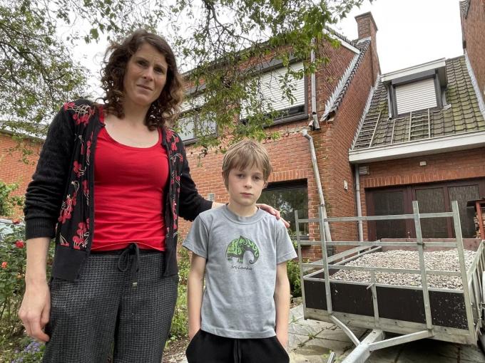 Inge van der Weijde (41) en zoontje Noah: “We willen ons huis niet kwijt en zijn de school erg dankbaar voor de steun.”© TP