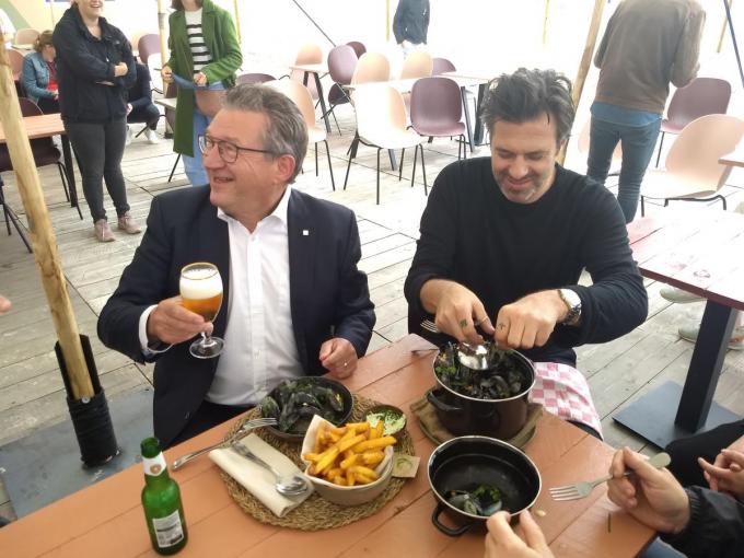 Burgemeester Dirk De fauw opende samen met topchef Sergio Herman het pop-up restaurant Moules/Frites op het Zeebrugse strand.© SVK