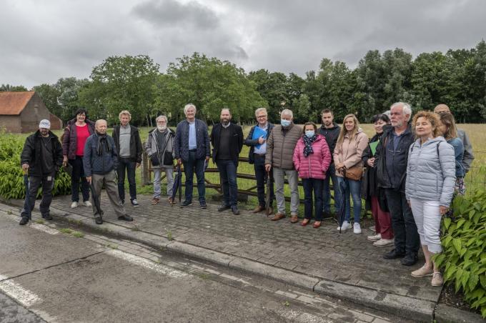 De buurtbewoners protesteerden woensdag aan de weide waar Sadef wil uitbreiden.© foto JT