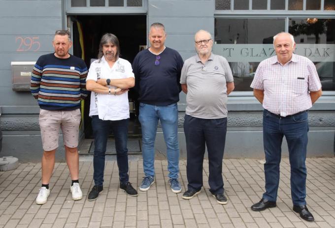 Bestuurslid Stijn Vanluchene, medewerker Serge Waeye, bestuurslid Nico Verlinde, bestuurslid Bernard Vanluchene en medewerker Filip Vandenhende zijn klaar voor de Zomerprijs. Bestuursleden Kurt Rogge en Hendrik Cabbeke staan niet op de foto, net als medewerkers Giovanni Demerlier en Ricky Rosseel.© NVR