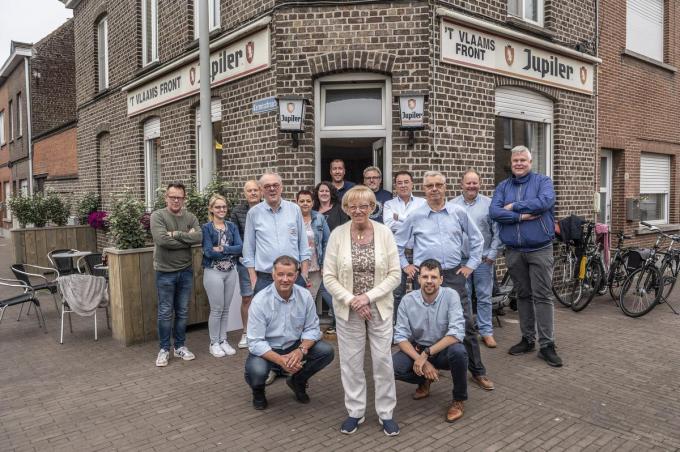 Marleen Veys en enkele trouwe klanten voor café 't Vlaams Front.©STEFAAN BEEL Stefaan Beel