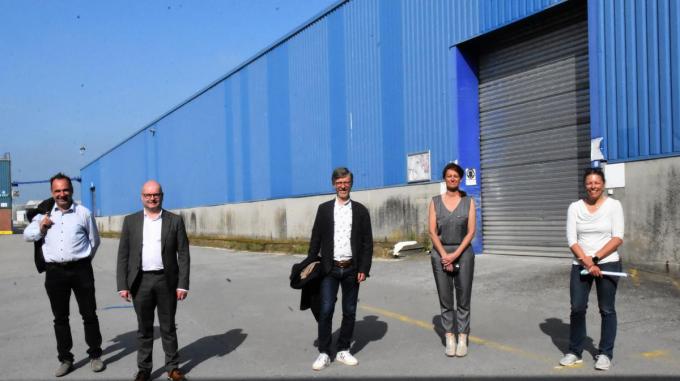 Burgemeesters Francis Benoit, Alain Top en Ruth Vandenberghe stelden samen met Dave Dewachtere van de eerstelijnszone regio Kortrijk en centrummanager Hilde Verschaeve Vaxpo Light op de site Van Marcke voor.© LOO