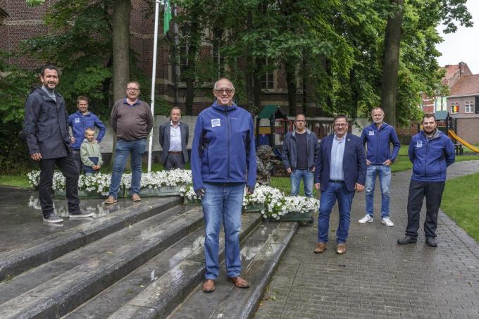 Schepen Nessim Ben Driss, Thomas Paret, Kris Callemein, Jos Dupont, Rik Knockaert, Wim Louage, burgemeester Ward Vergote, Pol Verhelle en Jari Bonnier zijn blij dat de voorbereidingen voor de avondmarkt weer kunnen opstarten. (JS-foto JS)©jan_stragier Jan Stragier