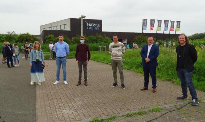 Na de toespraak van provincieraadslid Jurgen Vanlerberghe had de prijsuitdeling plaats van de fotowedstrijd. Daarna werden de aanwezigen in twee groepen gesplitst om de gezinswandeling met foto-expo #BunkerZoom aan te vatten onder leiding van conservator Mathieu de Meyer en familiespecialiste Sara Goderis.