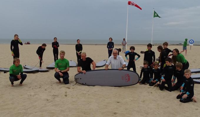 Schepen Bart Plasschaert was aanwezig om de eerste deelnemers aan de surfinitiatie te verwelkomen.© FR