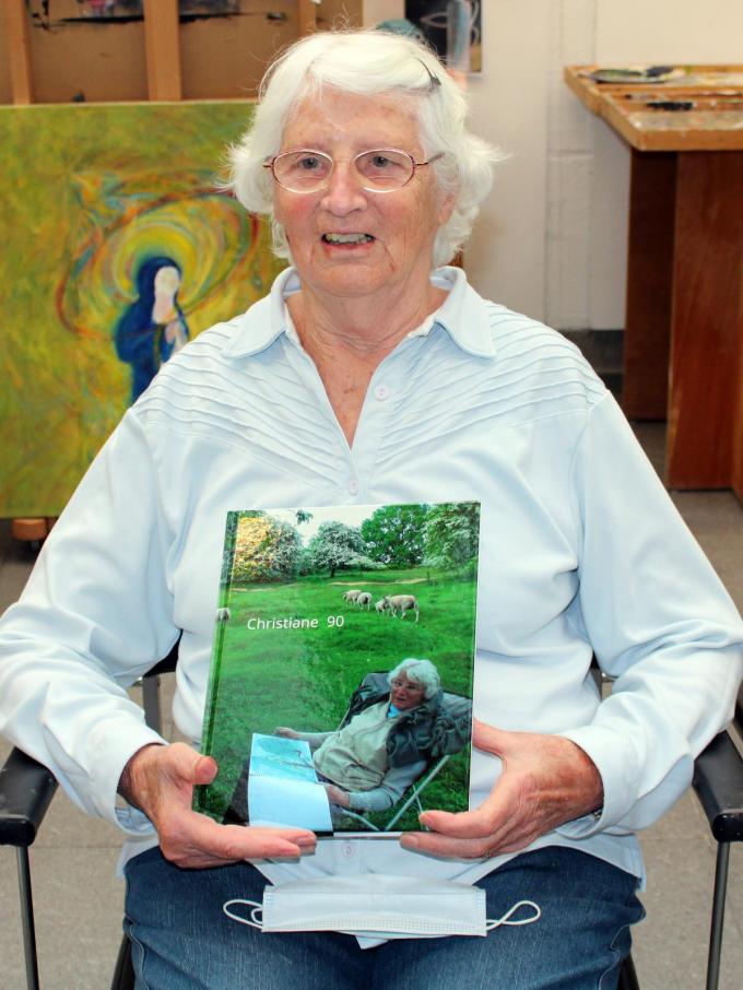 Menen Academie huldigd haar oudste leerllinge De 90 jarige iChristiane Montreuil werd gehuildigd door de academie voor beeld.© WO