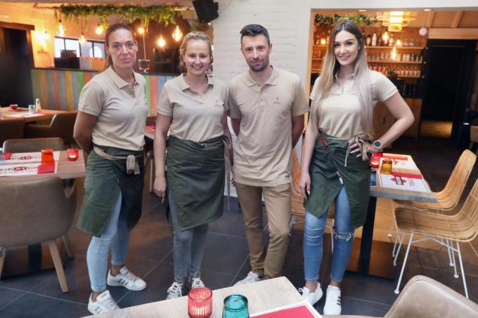 In het nieuwe, frisse interieur van restaurant-tearoom The Paddock van links naar rechts medewerkster Sally Lydou, de uitbaters Faye Gheneyn en Björn Soudan en medewerkster Charlotte Molleman.©Johan Sabbe