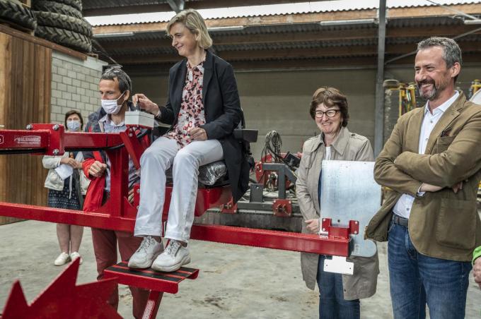 Minister Hilde Crevits nam plaats op een van de nieuwe machines die gebruikt wordt om onkruid op een mechanische manier te verwijderen.© Stefaan Beel