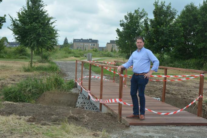 Schepen Olivier De Marez is ontzettend fier over de uitbouw van het parkgebied de Mandelmeersen en de doorsteek naar de Zilvertorens waarin de Ooigembrug een belangrijke schakel vormt.© CLY