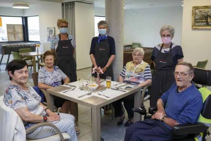 Achteraan zien we de verantwoordelijken met mondmasker Ann Vanassche, Rita Van Brugghe, Rita Vandevoorde.© Jan Stragier