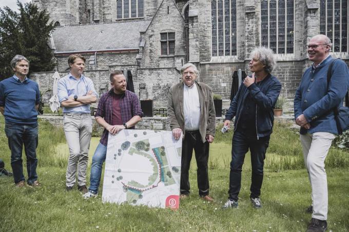 Philip Despriet (Archeologie Zuid-West-Vlaanderen), schepenen Axel Ronse en Axel Weydts, Ignace Van Canneyt (SOS Patrimonium), schepen Wout Maddens en André Deconinck (Archeologie Zuid-West-Vlaanderen) bij de voorstelling van het nieuwe ontwerp.© Olaf Verhaeghe