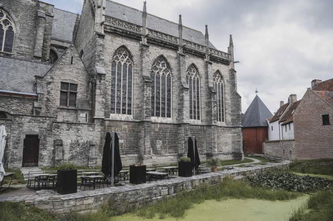 Het water in de schaduw van de Onze-Lieve-Vrouwekerk blijft. Er komt zelfs een nieuwe gracht bij.© Olaf Verhaeghe