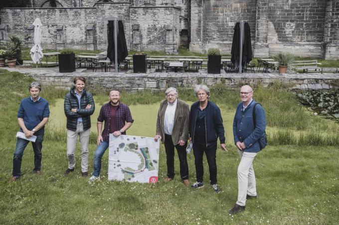 Philip Despriet (Archeologie Zuid-West-Vlaanderen), schepenen Axel Ronse en Axel Weydts, Ignace Van Canneyt (SOS Patrimonium), schepen Wout Maddens en André Deconinck (Archeologie Zuid-West-Vlaanderen).© Olaf Verhaeghe